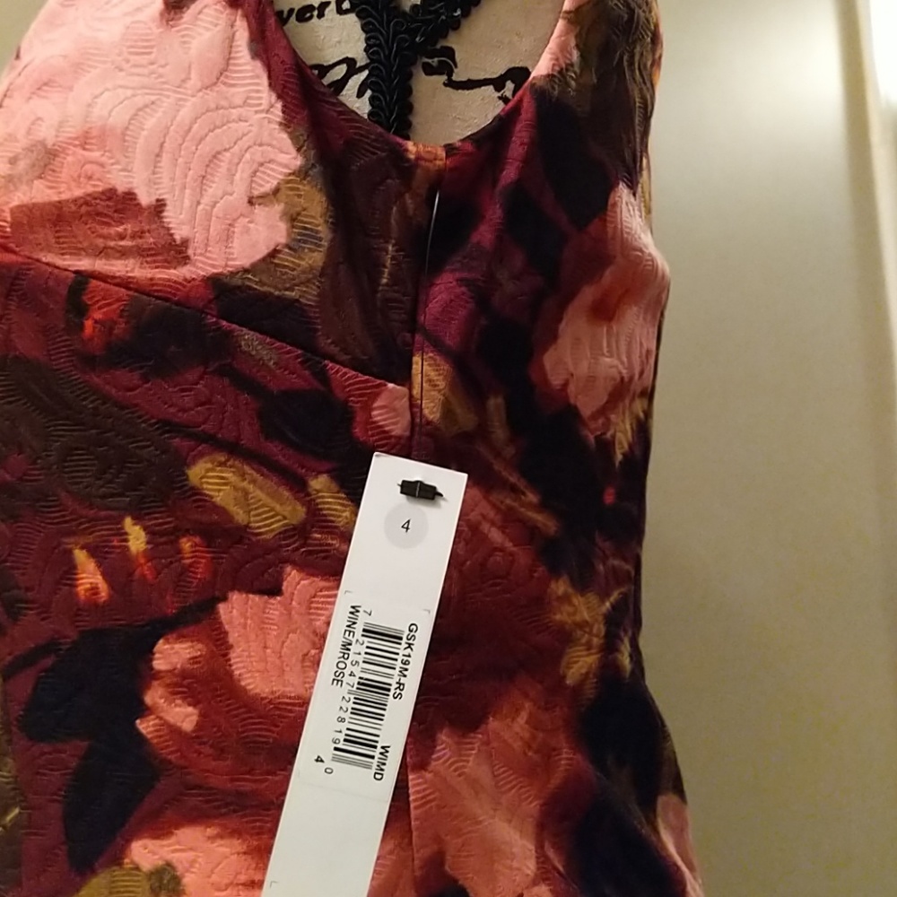 Beautiful floral Midi👗 - Picture 5 of 8